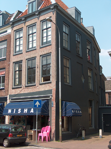 820061 Gezicht op het hoekpand Wittevrouwenstraat 42 ( Nisha -interieur) te Utrecht.N.B. Vanaf ca. 1860 was in dit pand ...
